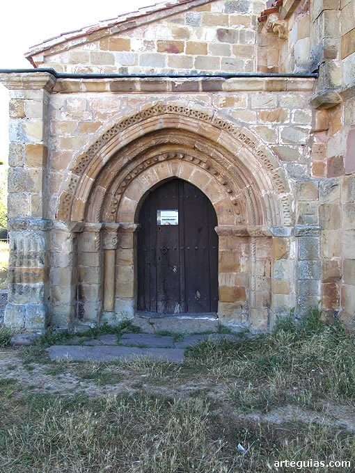Puerta rom&aacute;nica trasladada a este lugar en la reforma del siglo XVII