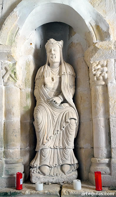 Estatua rom&aacute;nica de la Virgen Mar&iacute;a ubicada en el ventanal del &aacute;bside
