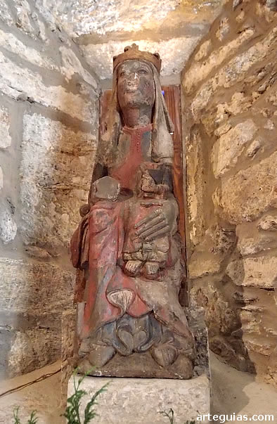 Figura de la Virgen con el Ni&ntilde;o en el interior de la iglesia de Mombuey