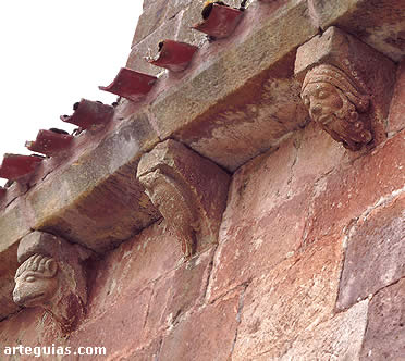 Canecillos del costado norte de la iglesia de Vizca&iacute;nos