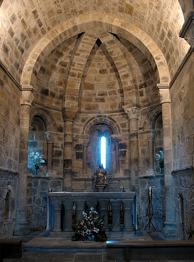 Interior de San Salvador de Cantamuda