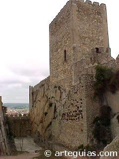Torre de homenaje del castillo de Almansa, desde el interior del recinto. Albacete