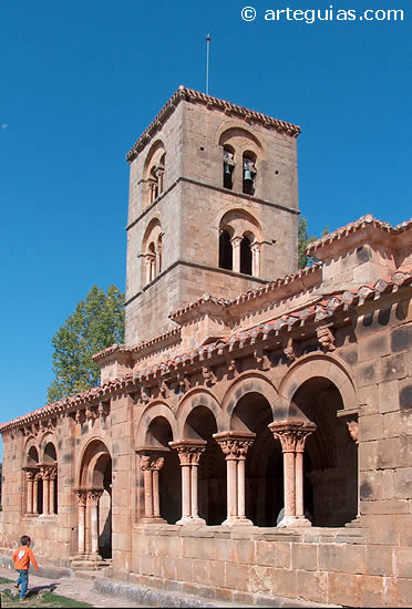 Iglesia porticada de Jaramillo de la Fuente
