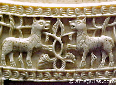 Detalle de la cruz procesional de marfil de San Mill&aacute;n de la Cogolla