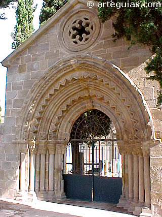 Portada de Navarrete, con dientes de sierra