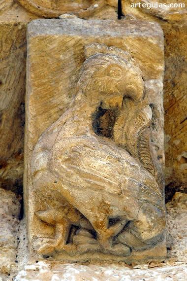 Canecillo del &aacute;bside de la iglesia de Oquillas