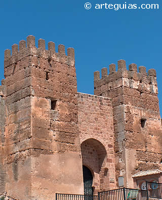 Puerta califal del Castillo de Ba&ntilde;os de la Encina