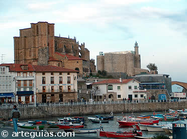 Casco hist&oacute;rico de Castro Urdiales visto desde el puerto