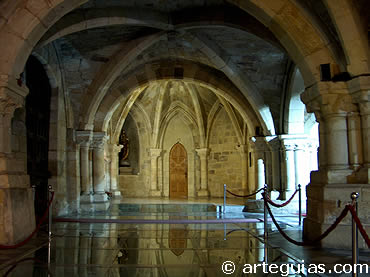 Nave norte de la iglesia baja de la Catedral de Santander. Transici&oacute;n del rom&aacute;nico al g&oacute;tico