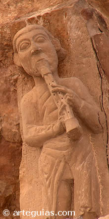 Ejemplo de las fiestas y el ocio en el siglo XII. Flautista en una iglesia rom&aacute;nica de Tudela (Navarra)