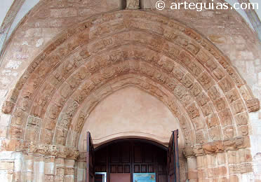 Portada g&oacute;tica de la iglesia de Santa Mar&iacute;a del Conceju de Llanes