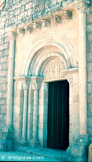 San Mart&iacute;n de Moa&ntilde;a tiene una de las mejores portadas del rom&aacute;nico de Las R&iacute;as Bajas