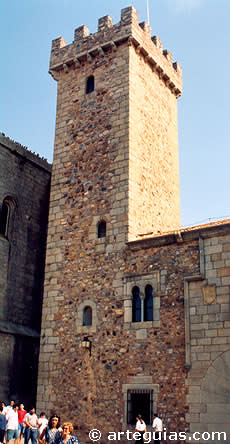 Entre los palacios fortificados de C&aacute;ceres destaca la Torre de C&aacute;ceres - Ovando