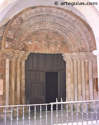 Puerta del Monasterio cisterciense de Santa Mar&iacute;a de Valdedi&oacute;s