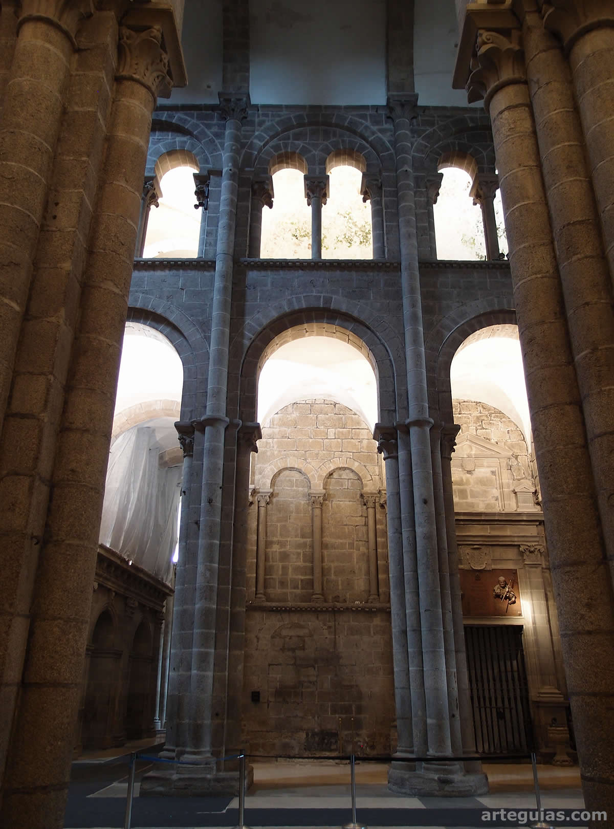 Alzado de la catedral de Santiago con la tribuna en la zona superior