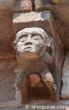 Canecillo con hombre itif&aacute;lico con el pene amputado (&iquest;censurado?). Iglesia de Vizca&iacute;nos, Burgos