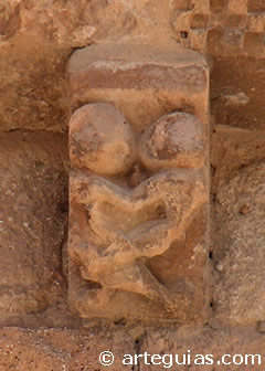 Escena amorosa en un canecillo de Castillejo de Robledo (Soria)