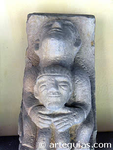 Canecillo de Santillana del Mar que quiz&aacute;s represente un parto