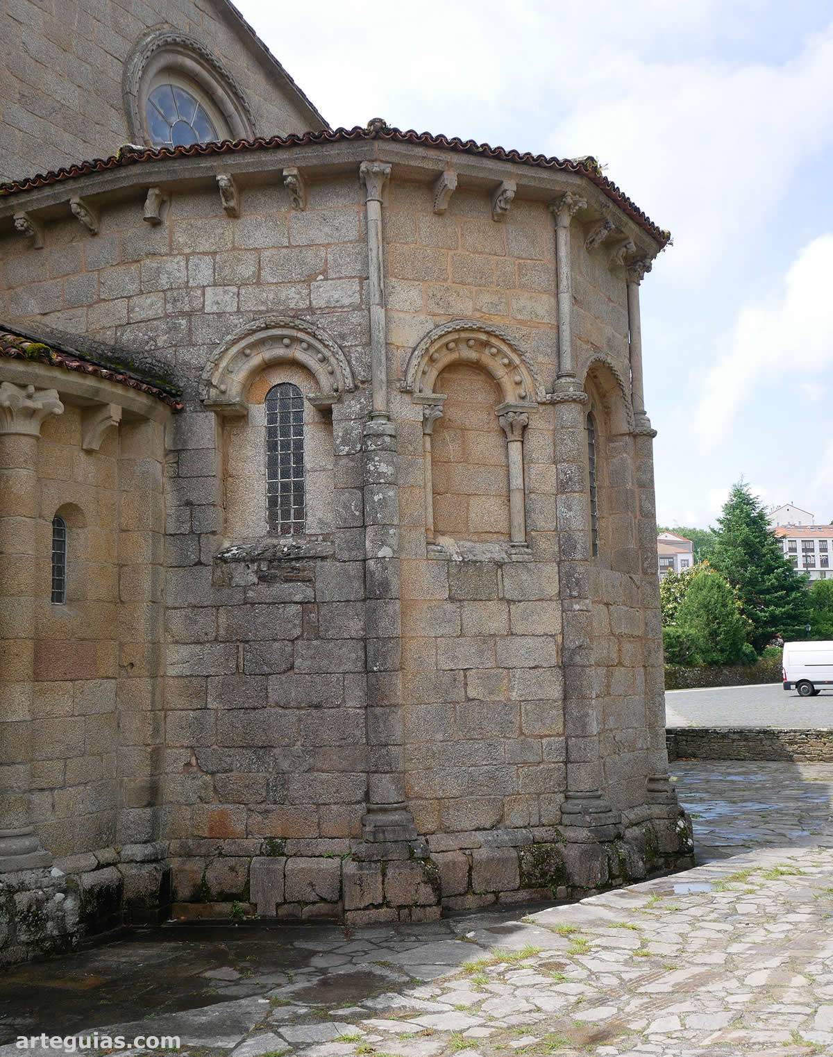 Cabecera rom&aacute;nica de la Colegiata de Santa Mar&iacute;a de Sar