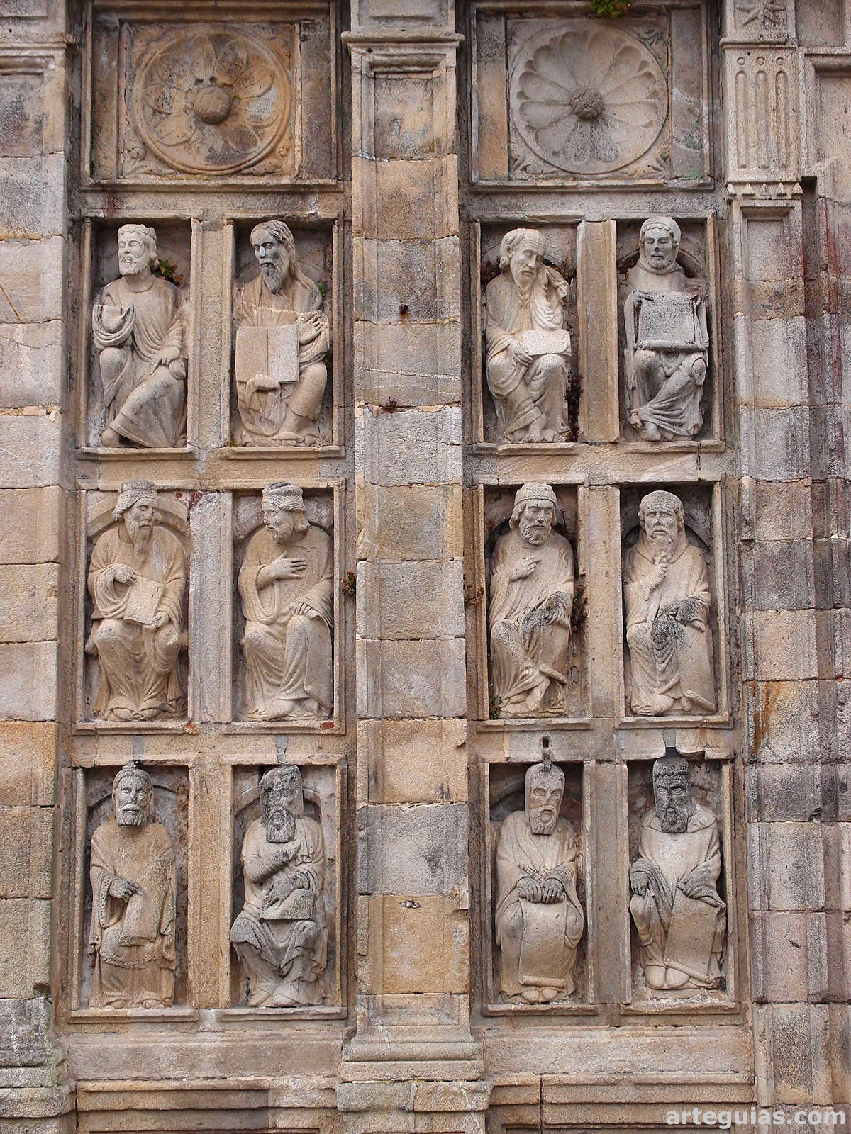 Estatuas del Coro del Maestro Mateo acopladas a la Puerta Santa