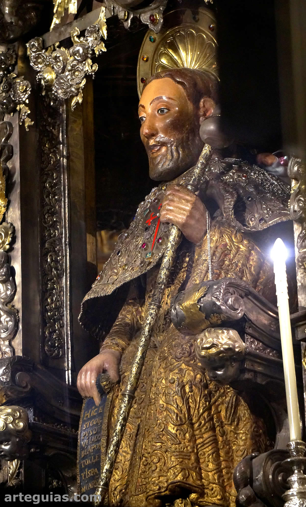 Estatua sedente de Santiago junto al altar