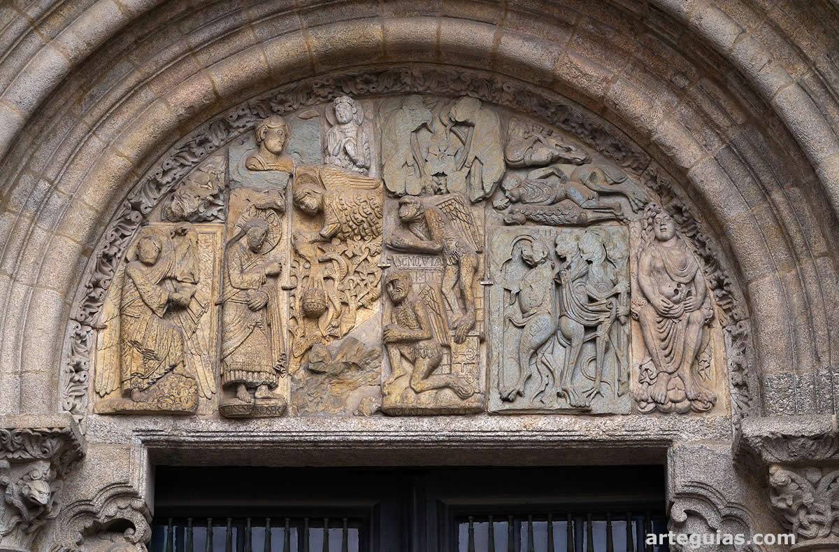 Uno de los dos t&iacute;mpanos de la Puerta de Plater&iacute;as de la catedral