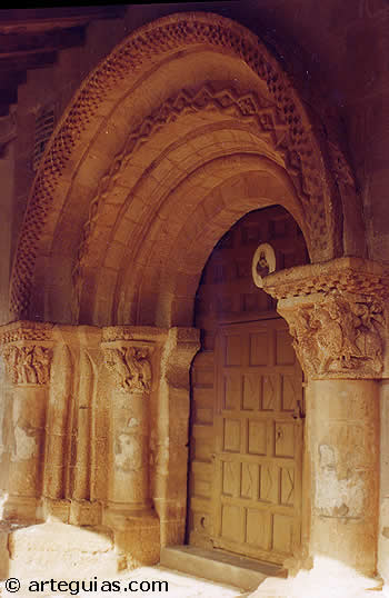 Extraordinaria portada rom&aacute;nica en la iglesia de Torreandaluz