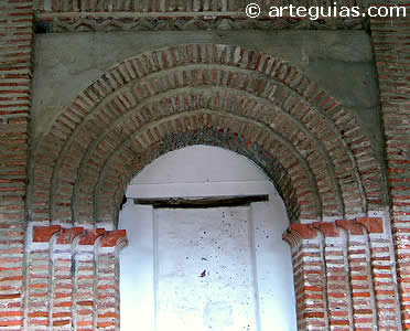 Puerta norte de la iglesia de Pr&aacute;dena del Rinc&oacute;n
