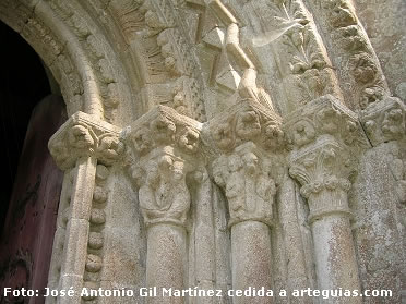 Detalle de la puerta rom&aacute;nica de la iglesia de Vilar de Donas