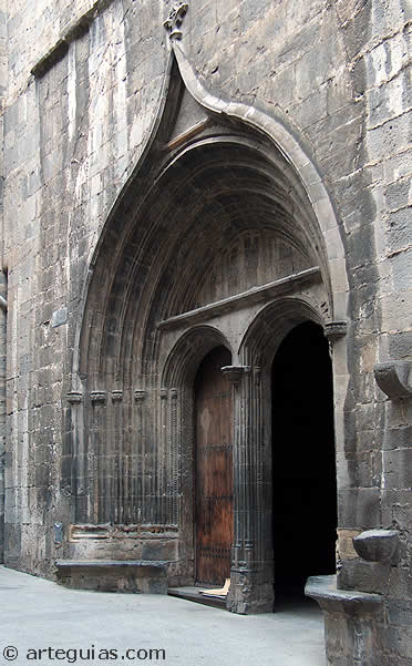 Portada tardog&oacute;tica de la iglesia de Azkoitia