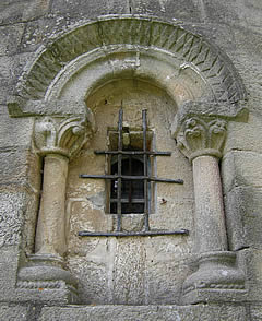 Santa Mar&iacute;a de Bemil, ventana absidal