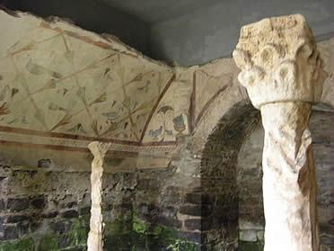 Interior del santuario de Santa Eulalia de B&oacute;veda, cerca de Lugo