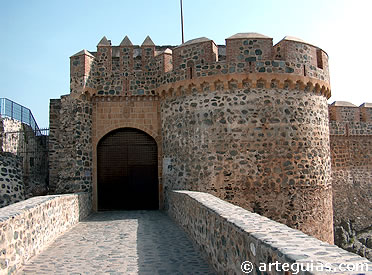 Entrada al castillo de Almu&ntilde;&eacute;car