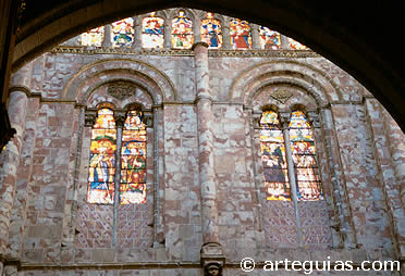 Ventanales del muro este del brazo sur del transepto