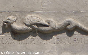 Drag&oacute;n en la catedral de Pisa