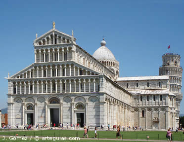 Magn&iacute;fico aspecto de uno de los templos m&aacute;s populares del rom&aacute;nico italiano: Duomo de Pisa