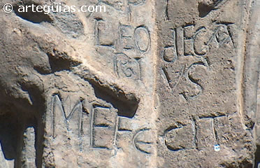 Firma de Leodegarius en la puerta de Sang&uuml;esa