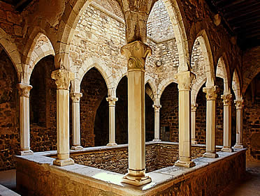 Claustro  del basti&oacute;n fortificado de Lerins, Francia
