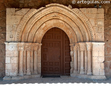 Puerta rom&aacute;nica de la iglesia de Madrigalejo del Monte