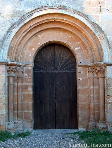 Puerta occidental de la iglesia  del Monasterio de Aguilar de Campoo