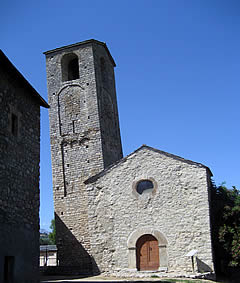 Santa Eugenia de Nerell&aacute;, con su campanario lombardo inclinado