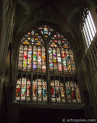 Nuestra Se&ntilde;ora de Brujas. Vidriera