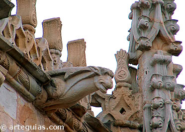 Crester&iacute;a flam&iacute;gera y g&aacute;rgolas del claustro de San Miguel Arc&aacute;ngel de O&ntilde;ate