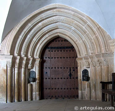 Preciosa puerta de la iglesia de Ondategi. Estribaciones del Gorbea, &Aacute;lava