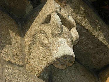 Canecillo zoom&oacute;rfico en Santo Estevo de Saiar