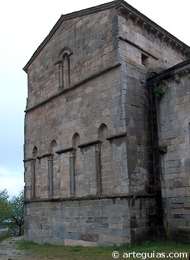 Monumental hastial del brazo norte del transepto
