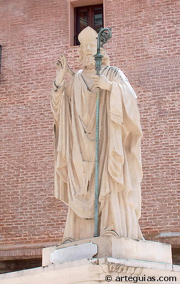 Estatua del obispo San Pedro de Osma, en el Burgo