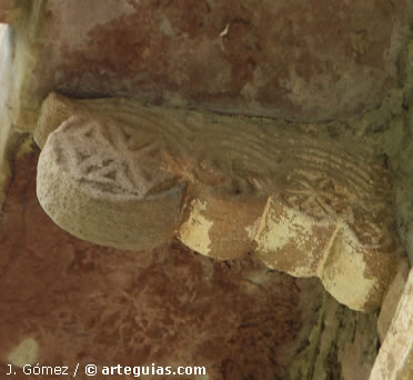 Modillon de tipo califal eb la iglesia de Santa Mar&iacute;a de Lebe&ntilde;a