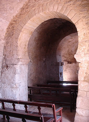 Arco moz&aacute;rabe en el interior de la nave de la iglesia de  Sant Juli&agrave; de Boada (Girona)