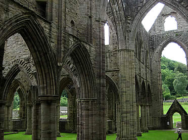 Espectacular panor&aacute;mica de los restos de  la iglesia abacial de Tintern (Gales)